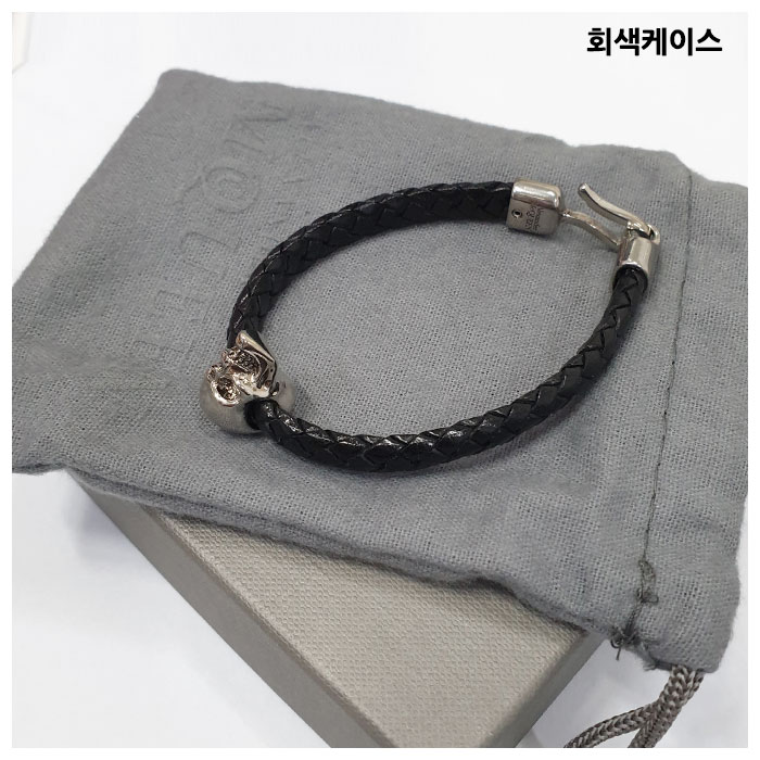 알렉산더맥퀸 실버스컬 가죽 팔찌 554602 J16KI 1000